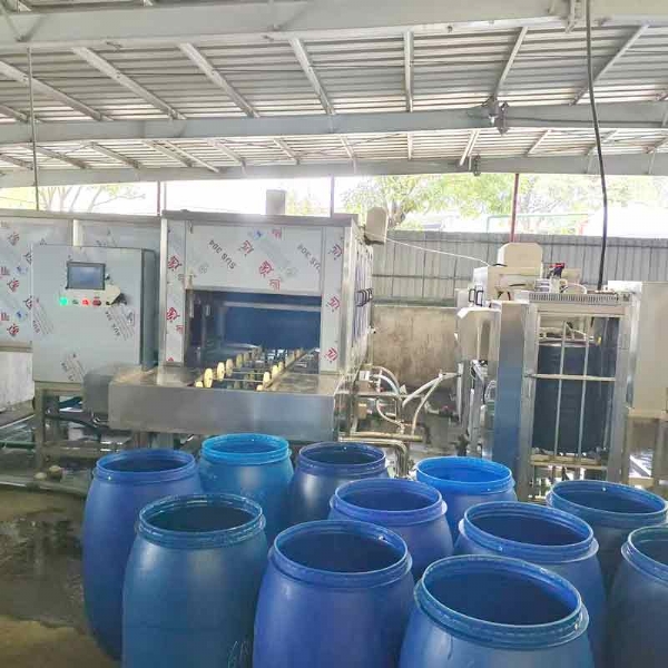 廣東德美精細(xì)化工集團(tuán)股份有限公司隧道式洗桶機(jī)，桶蓋清洗機(jī)使用現(xiàn)場(chǎng)